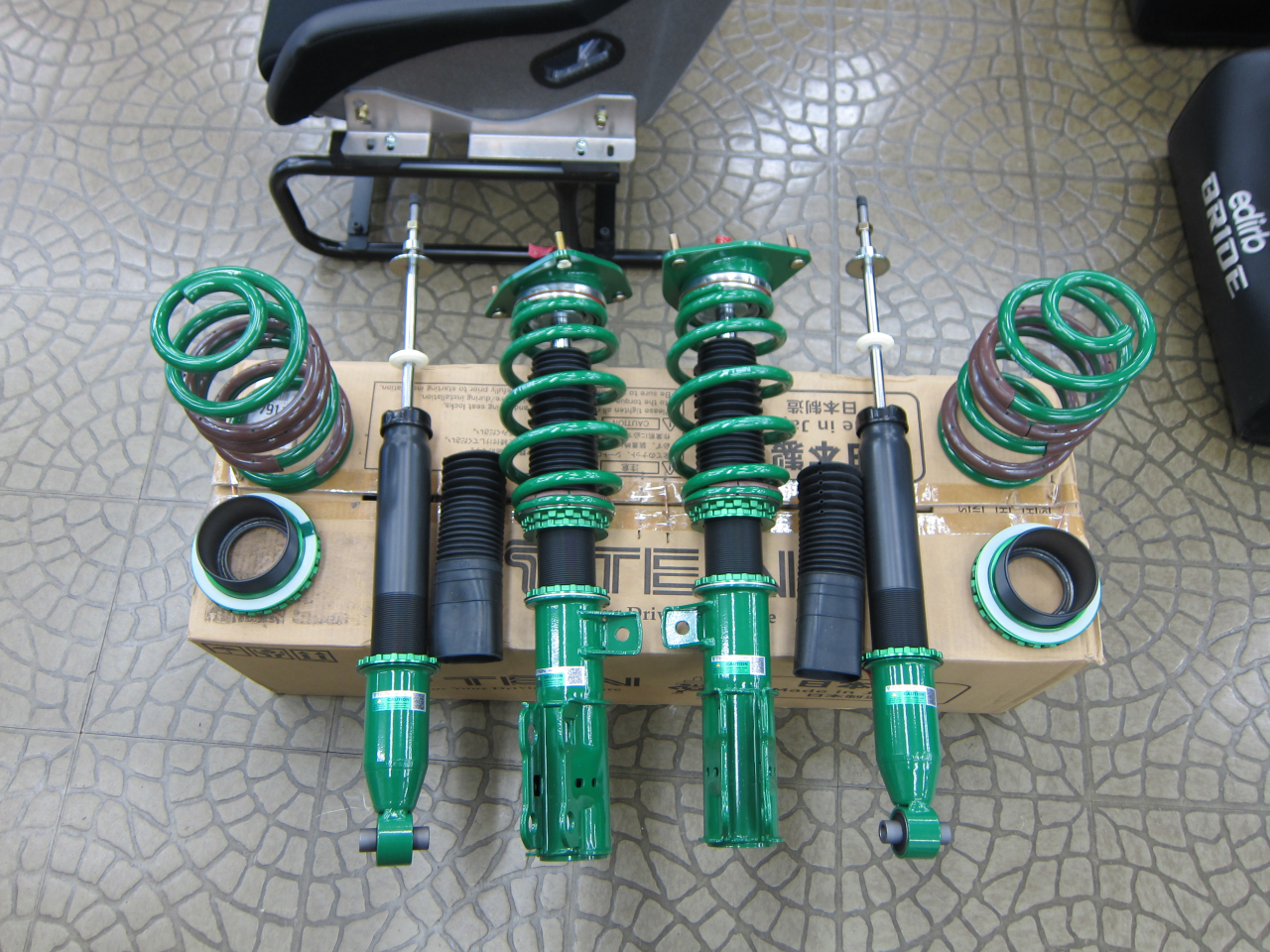 ヴォクシー(ZWR95W)　車高調取付！