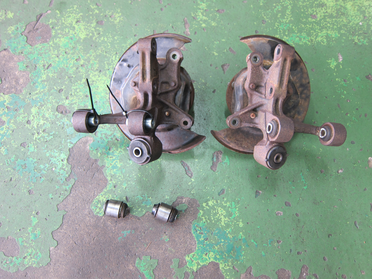 AE92　リアナックルブッシュ交換！